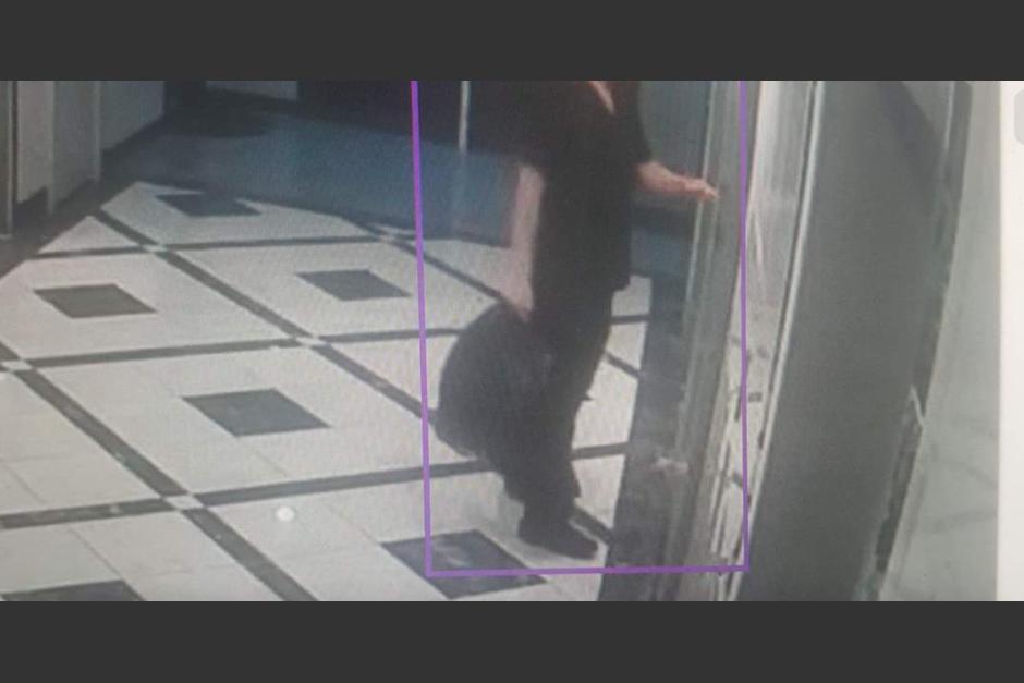 El video forense de la PNC evidenció varias escenas en el interior de los pasillos de la clínica estética de zona 14 donde fue vista por última vez Floridalma Roque. (Foto: video forense de la PNC)