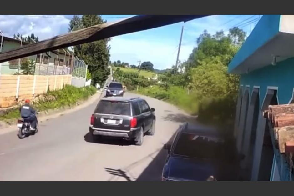El fuerte accidente entre un motorista y un conductor quedó captado en video por una cámara de seguridad. (Foto: captura de pantalla)&nbsp;