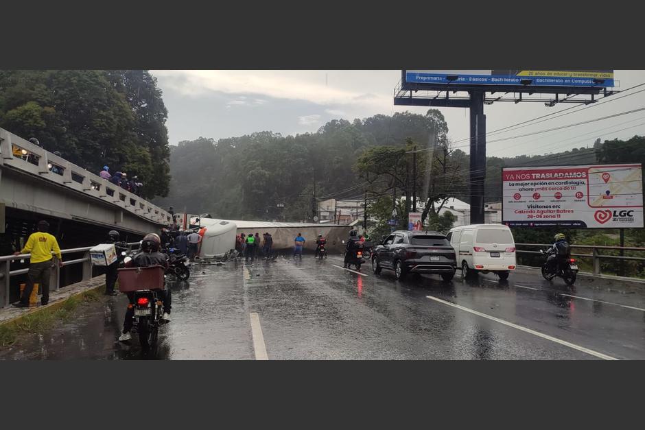 Un tráiler volcó en la subida de Villalobos y se encuentra obstruyendo el paso hacia la Ciudad de Guatemala. (Foto: cortesía)