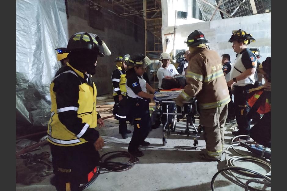 Así fue el rescate de los trabajadores que quedaron soterrados tras el colapso de una estructura, en una empresa en la ruta al Pacífico. (Foto: Bomberos Voluntarios)