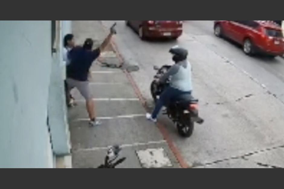 Así ocurrió un violento asalto a una joven en la zona 1 de la Ciudad de Guatemala. (Foto: captura de video)