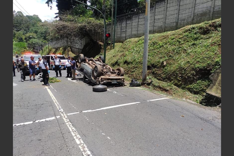 Un fuerte accidente de tránsito múltiple dejó al menos un vehículo volcado en la zona 16. (Foto: Bomberos Voluntarios)
