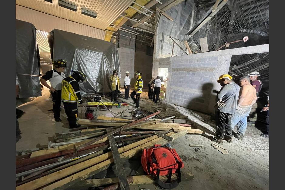 Una estructura colapsa y deja atrapados a por lo menos seis trabajadores en una empresa ubicada en la ruta al Pacífico. (Foto: Bomberos Voluntarios)
