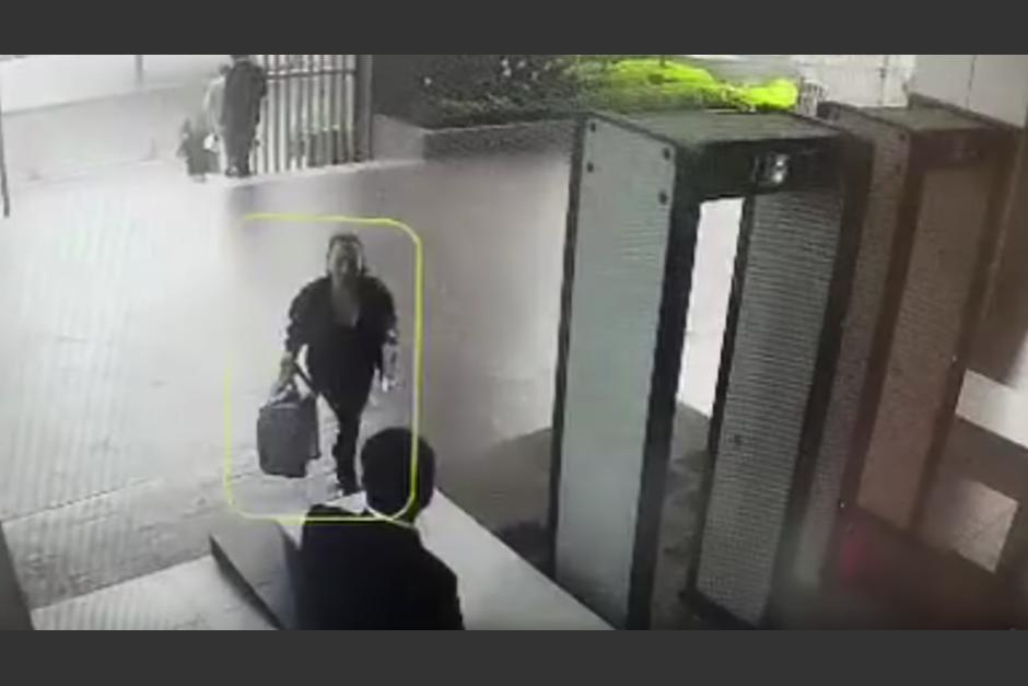 Un video forense de la PNC mostró la última vez en la que fue vista Floridalma Roque en zona 14. (Foto: captura de pantalla)&nbsp;