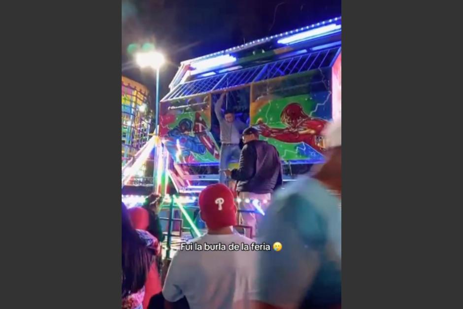El guatemalteco protagonizó una caída al salir de un juego mecánico en la Feria de Jocotenango. (Foto: captura de video)