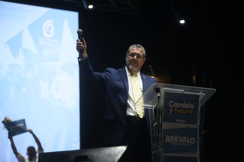 El candidato presidencial Bernardo Arévalo durante su discurso en el Cierre de Campaña del Movimiento Semilla. (Foto: Wilder López/Soy502)