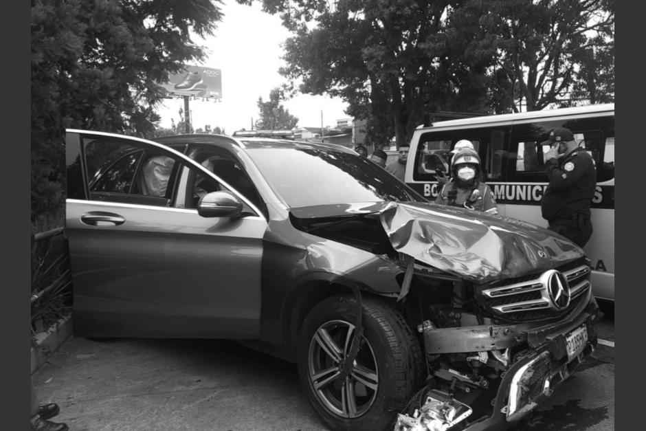 Un conductor fue asesinado en pleno tránsito de zona 10. (Foto: Bomberos Municipales)&nbsp;