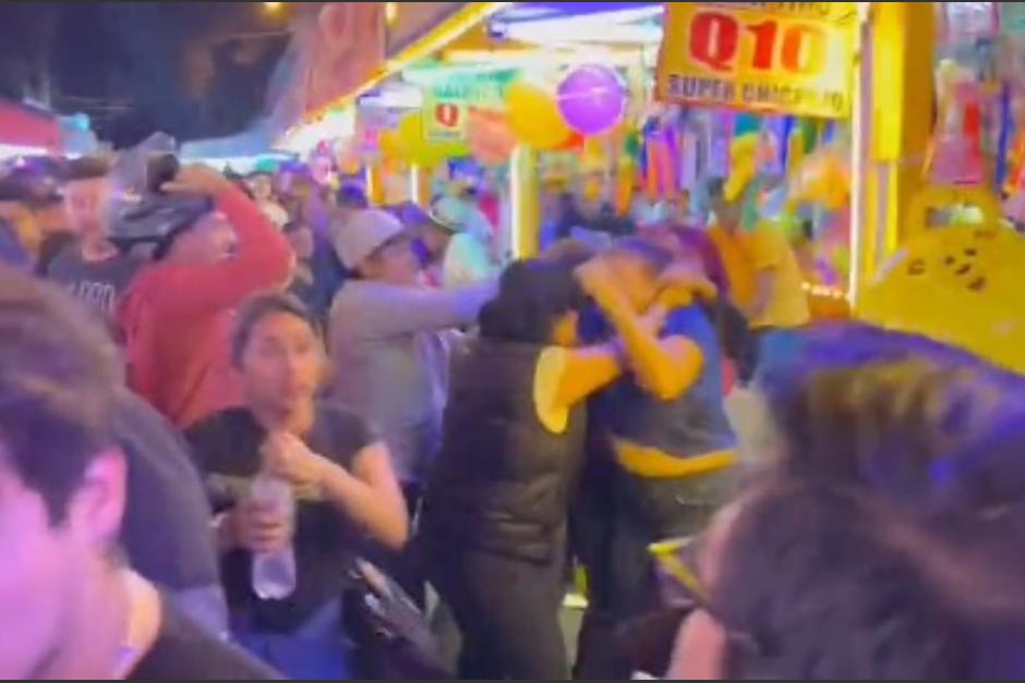 Dos mujeres protagonizaron una discusión que llegó a los golpes en plena Feria de Jocotenango. (Foto: captura de video)