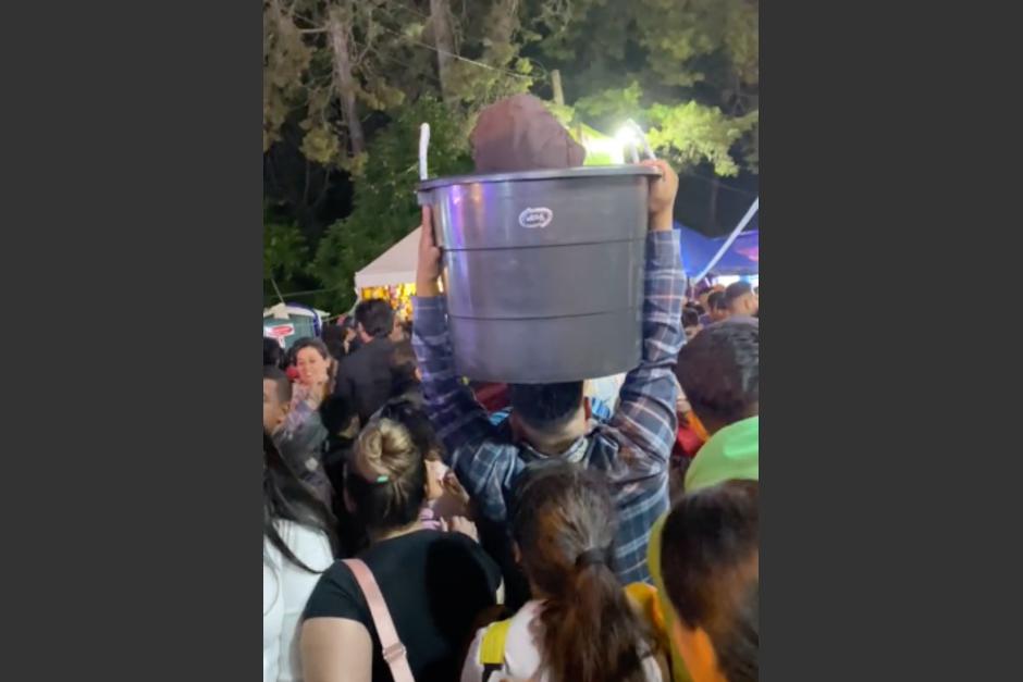 El guatemalteco acudió a una original forma de llevar a su hijo en medio de la multitud. (Foto: captura de video)