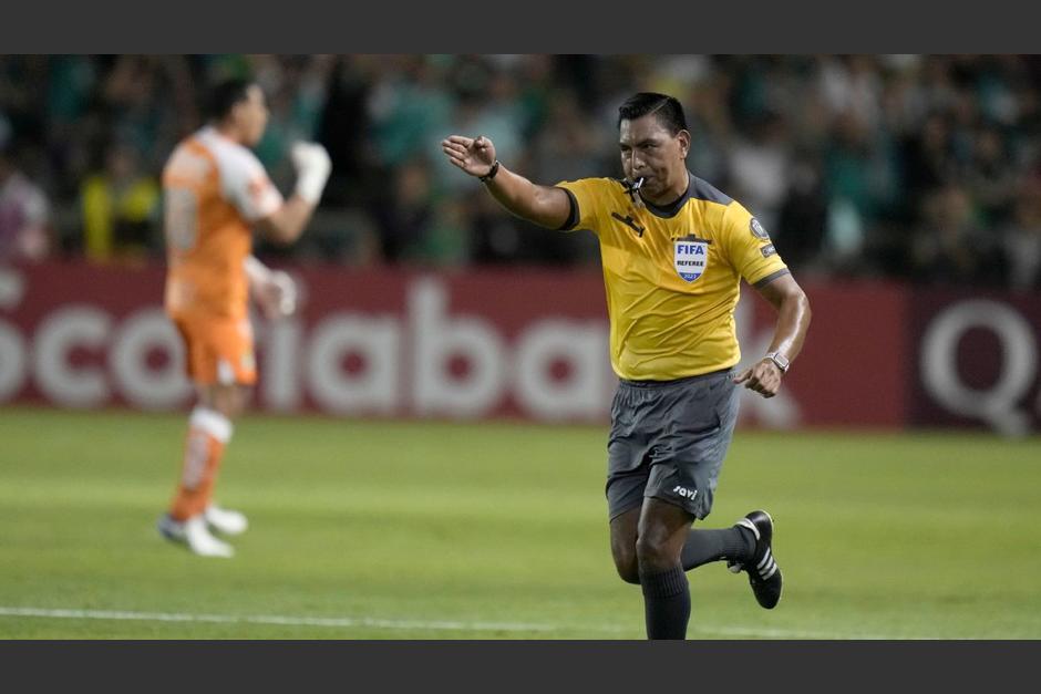 El árbitro guatemalteco Walter López fue el encargado de pitar las semifinales de la Leagues Cup. (Foto: ESPN)