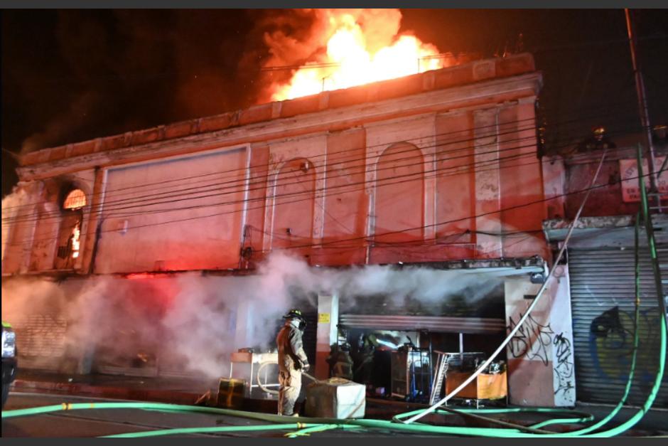 Un fuerte incendio se apoderó de varios locales en el Centro Histórico. (Foto: Bomberos Voluntarios)
