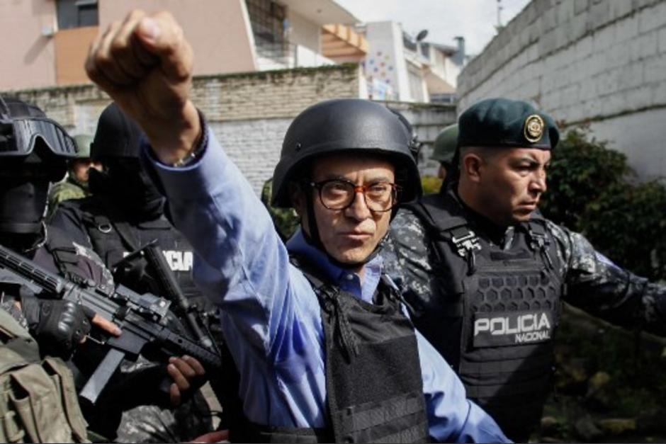 Christian Zurita se presentó a emitir su sufragio con estas medidas de seguridad. (Foto: AFP)