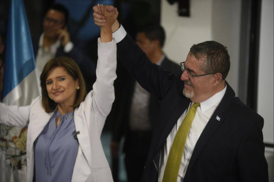 Bernardo Arévalo y Karin Herrera, del Movimiento Semilla, celebran su victoria electoral. (Foto: Wilder López/Soy502)