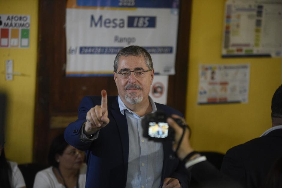 El candidato presidencial, Bernardo Arévalo, ya emitió su voto. (Foto: Wilder López/Soy502)