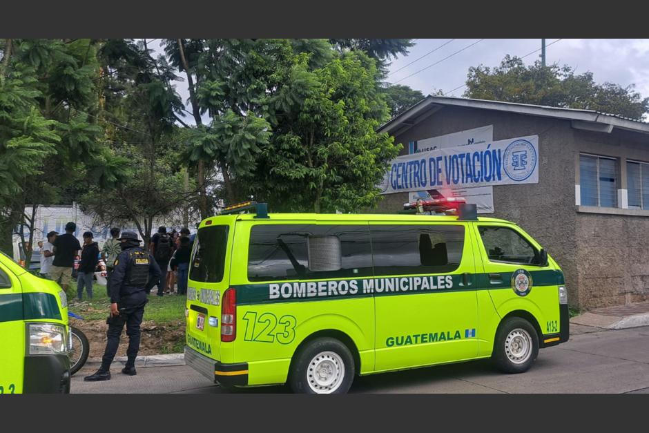Bomberos Municipales confirman que una bomba casera fue lanzada en centro de votación de Mixco. (Foto: Bomberos Municipales)&nbsp;