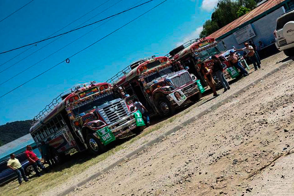 Varios buses fueron captados con propaganda de la UNE este 20 de agosto. (Foto: RRSS)