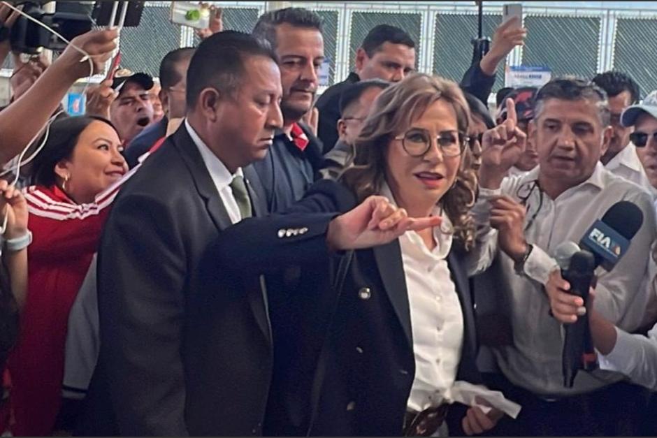 La candidata presidencial de la UNE, Sandra Torres, emitió su voto en el colegio Valle Verde. (Foto: Jesús Alfonso/Soy502)