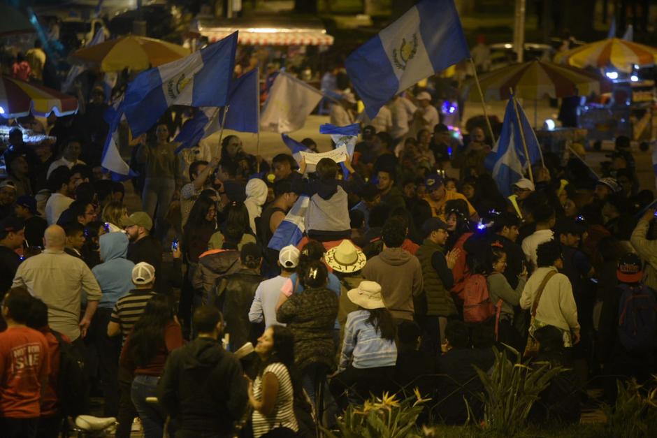 Decenas de personas se reunieron en la Plaza del Obelisco para festejar la victoria del Movimiento Semilla. (Foto: Wilder López/Soy502)