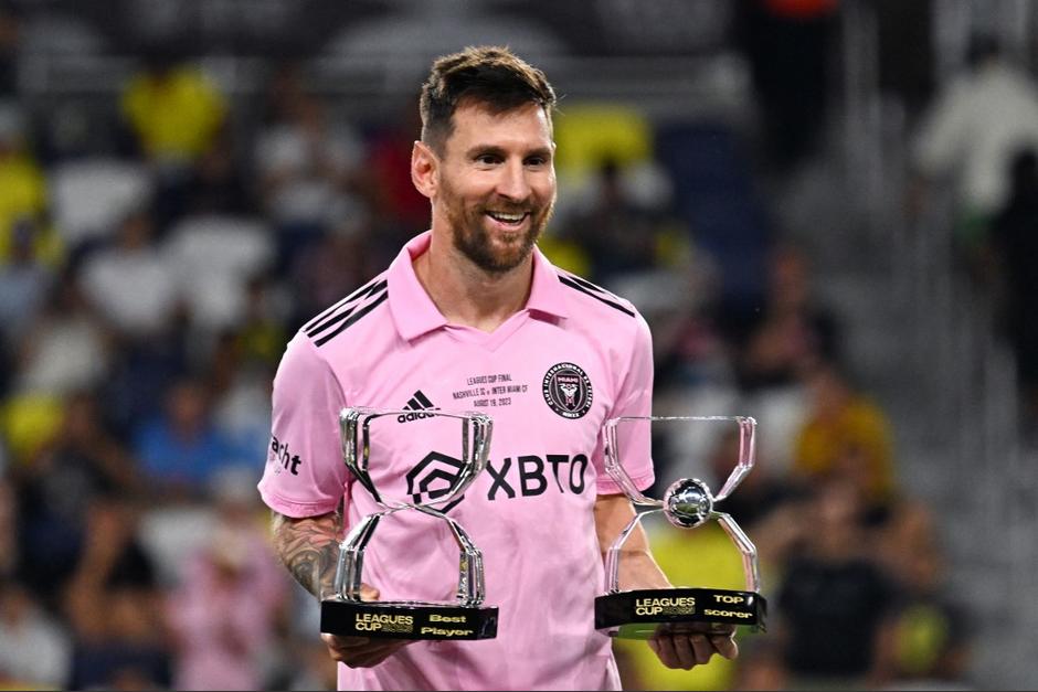 Messi se convirtió en el hombre con más títulos oficiales en toda la historia del fútbol profesional. (Foto: AFP)