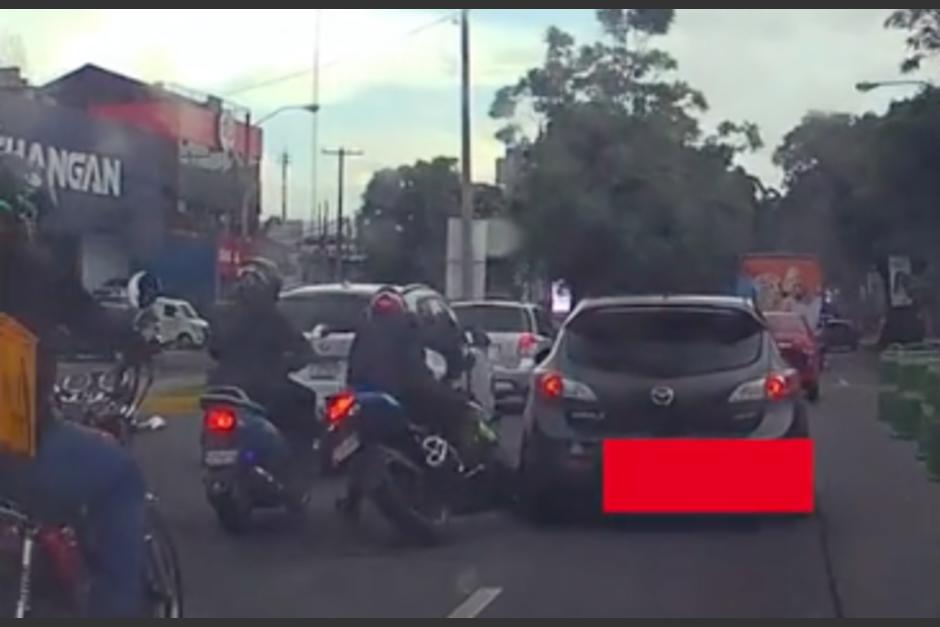 El motorista sufrió una caída en medio de dos conductores. (Foto: captura de video)