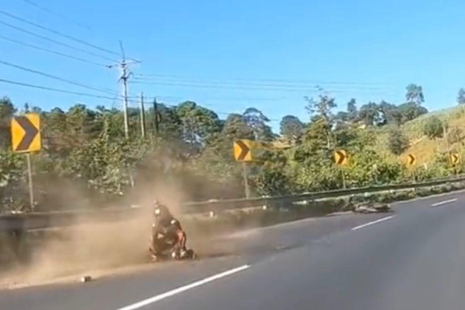 Un motorista sufrió una brutal caída en la ruta Interamericana. El accidente quedó captado en video. (Foto: captura de pantalla)&nbsp;