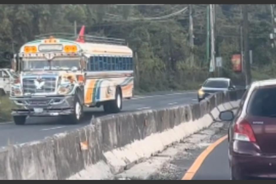 Un video evidencia el paso de varios vehículos sobre la formación de grietas en Carretera a El Salvador. (Foto: captura de video)