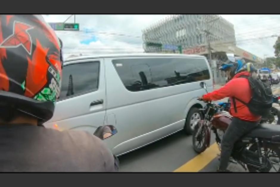 El motorista fue captado justo cuando tuvo un fúrico gesto con otro conductor. (Foto: captura de video)