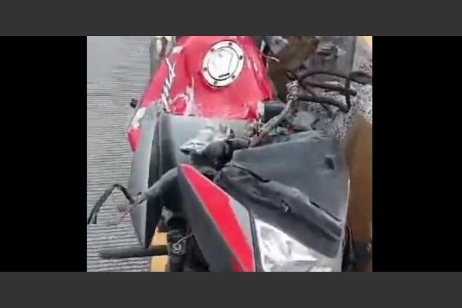 Moto quedó incrustada en un muro de contención tras fuerte accidente que protagonizó un hombre en la bajada de La Villalobos. (Foto: captura de pantalla)&nbsp;