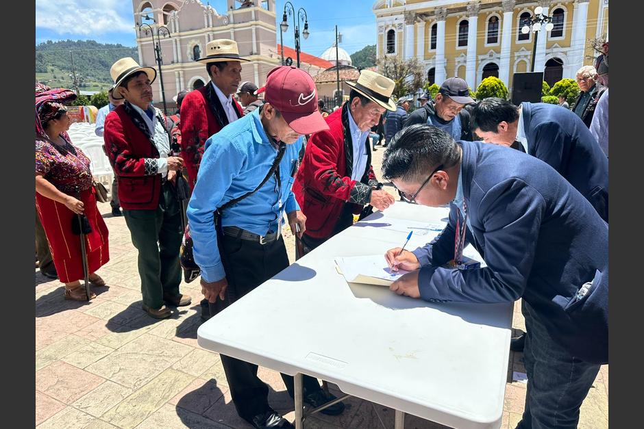 Miembros de los 48 Cantones firman una carta enviada a los poderes del Estado. (Foto: Prensa Comunitaria)