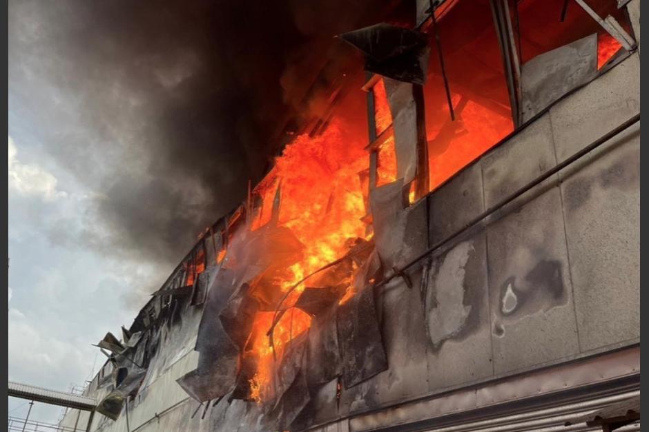 El incendio se produjo dentro de una fábrica. (Foto: Bomberos Municipales)