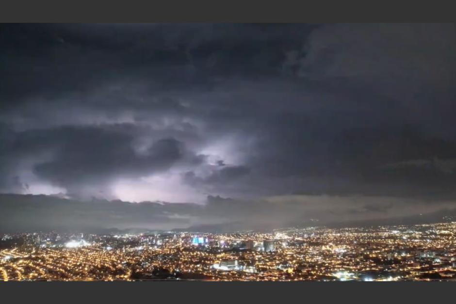 Guatemaltecos de varias zonas de la ciudad apreciaron una tormenta eléctrica ocurrida en horas de la noche. (Foto: captura de video)