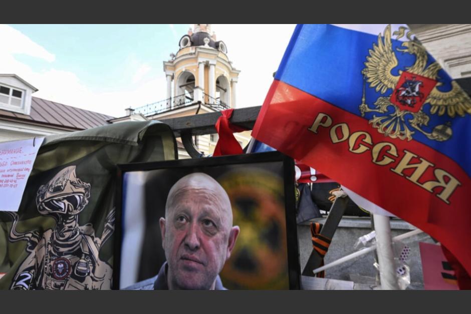 Una foto del jefe del grupo Wagner, Yevgueni Prigozhin, en un pequeño memorial alzado en su homenaje. (Foto: AFP)