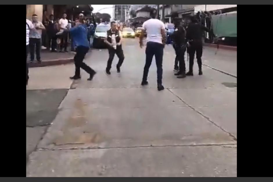 La insólita pelea de un grupo de hombres en plena vía pública de zona 1 quedó captada en video. (Foto: captura de pantalla)&nbsp;