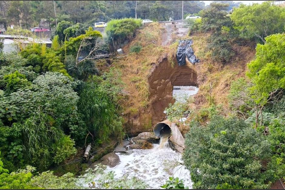 Un socavamiento en el río Negro, ha puesto en riesgo a varios vecinos y a quienes transitan por la Calzada La Paz, en la zona 5. (Foto: Juan Carlos Pérez/Soy502)