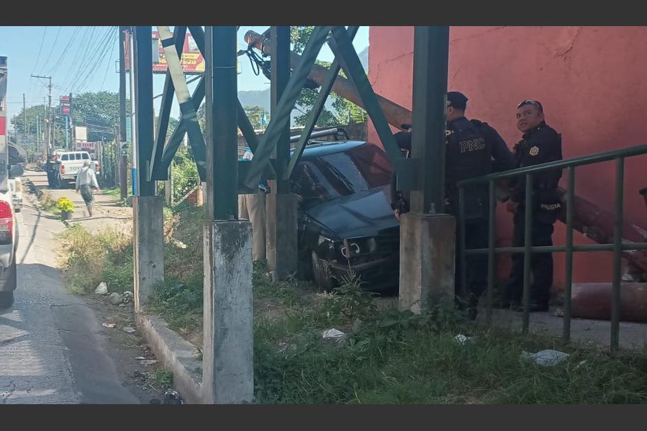Un vehículo se accidentó y terminó empotrado en la estructura de una pasarela. (Foto: Bomberos Voluntarios)