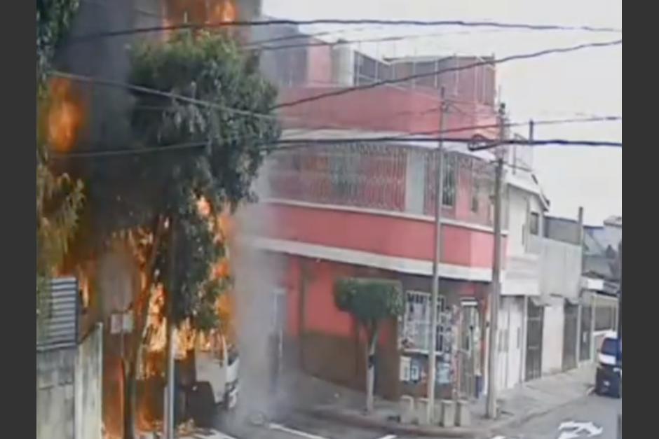 El camión que explotó tras incendiarse mientras circulaba por la zona 11 capitalina. (Foto: captura de video)