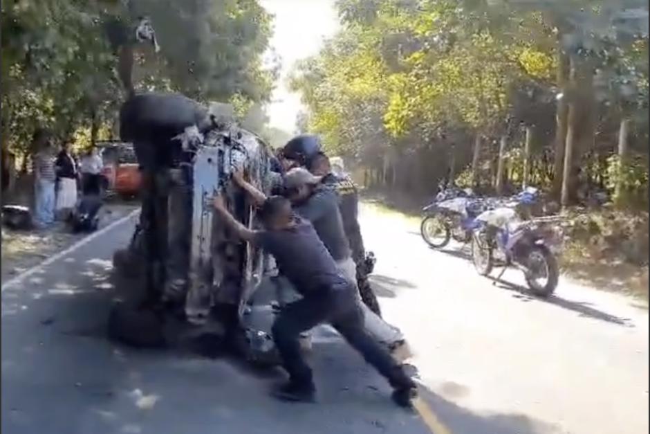 El vehículo que terminó volcado tras un fuerte accidente de tránsito en la ruta de La Prosperidad hacia El Búcaro. (Foto: PMT de Villa Nueva)