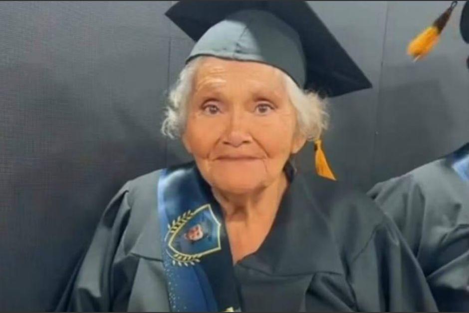 Rosa Hernández, una salvadoreña de 77 años, obtuvo su título y cumplió su sueño en Costa Rica. (Foto: La Teja)