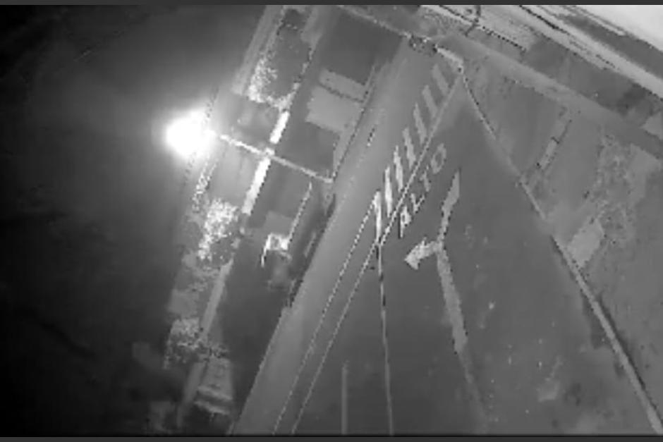 En video fue captado el robo de un vehículo en un sector de la zona 1. (Foto: captura de video)