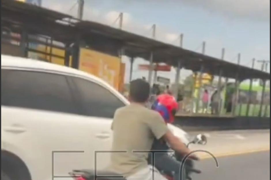 El motorista iba a acompañado de un niño sentado adelante. (Foto: captura de video)