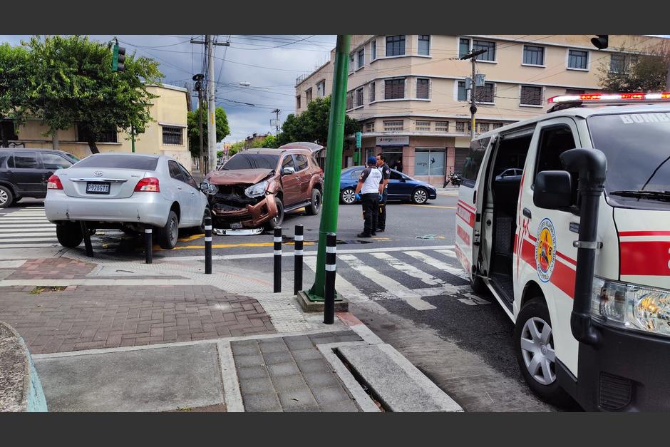 Un fuerte accidente en la avenida Elena dejó a una conductora atrapada en uno de los vehículos. (Foto: Bomberos Voluntarios)
