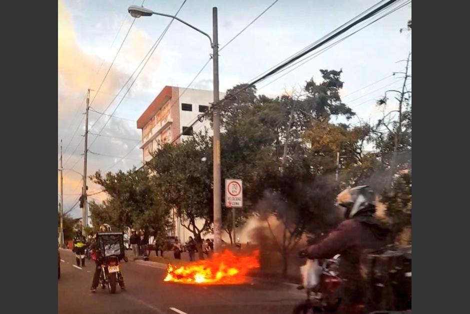 Una motocicleta se incendió en medio del tránsito en la calzada Atanasio Tzul. (Foto: redes sociales)