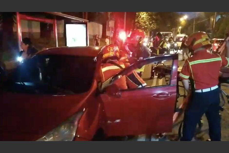 El conductor que fue localizado herido dentro de un vehículo en la avenida Hincapié, zona 13. (Foto: Bomberos Municipales)