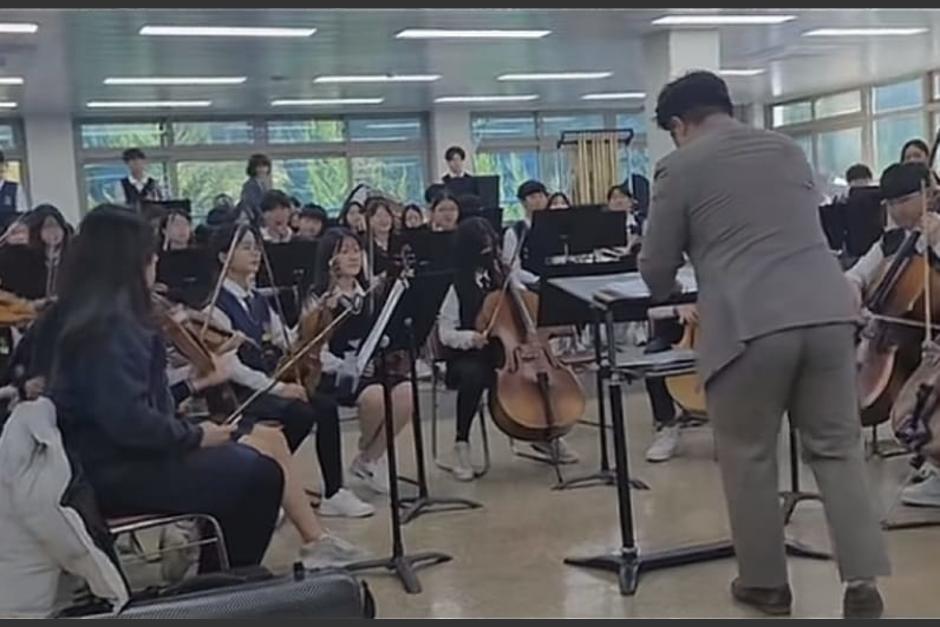 La interpretación de la pieza musical guatemalteca desde Corea del Sur se hizo viral. (Foto: captura de video)