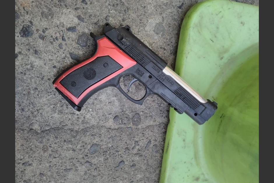 Un motorista dejó tirada un arma de fuego de juguete en la zona 1, los transeúntes no permitieron que la levantara. (Foto: Amílcar Montejo)