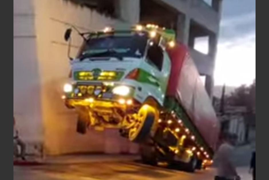 El camión quedó en una peculiar posición durante varios minutos, complicando el tránsito del sector. (Foto: captura de video)