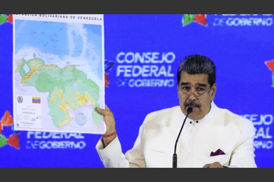 El presidente de Venezuela, Nicolás Maduro, enseña un mapa de su país con la región del Esequibo anexada como una provincia más. (Foto: AFP)