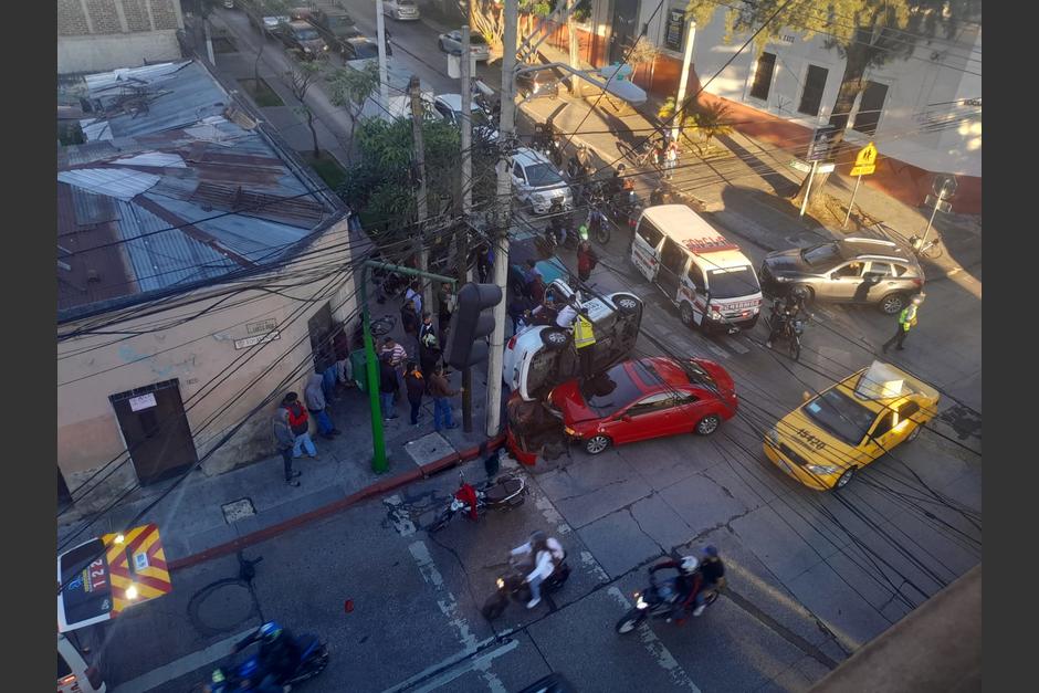 Un fuerte accidente dejó un auto volcado y otro destruido en la zona 1 capitalina. (Foto: redes sociales)&nbsp;