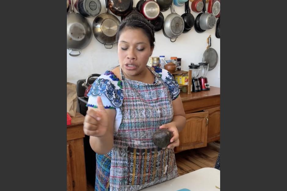 La viajera estadounidense dedicó un video para destacar la habilidad de una guatemalteca en la cocina. (Foto: captura de video)