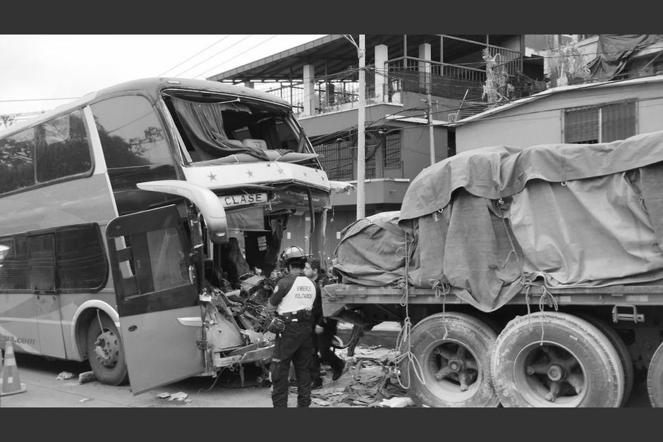 Muere el conductor del autobús de turismo que colisionó con un tráiler esta mañana. (Foto: Bomberos Voluntarios)